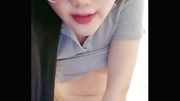 A sweet young woman with such a sense of humor. She has a coquettish temperament and wears glasses. Her pussy is pink and pink. She interacts and flirts with her wolf friends. She fucks her pussy with props and makes lewd noises. Don’t miss the high-end d