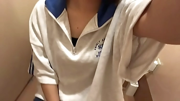 おか◯さんが家にいるから受験前のスト◯スでオナニーしたくなってスーパーのト◯レに行ってオナニーしてびしゃびしゃに濡れる女子◯生。