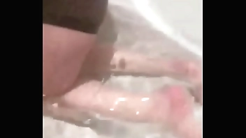 爱鸟公主-骚妹妹在浴室看黄片用假肉棒自慰高潮