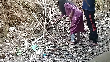 थोड़ी हेल्प के बदले पड़ोसी आंटी ने चुदाई करवाई