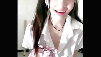 双尾甜美小姐姐！好久没播了！JK装短裙，脱光光道具自慰，假屌跳蛋双管齐下，闭眼很享受国产网约高端外围