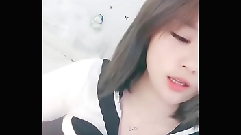 新来的美女小姐姐玩的好嗨，肤白貌美逼肥奶子大，表情好骚淫声荡语，自己揉着骚奶子道具抽插骚穴高潮冒白浆 国产网约高端外围