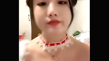 甜美肉嘟嘟美女！玩起来超级骚！无毛骚穴双洞齐插，翘起大肥臀後入爆菊，假屌椅子上骑坐   国产网约高端外围