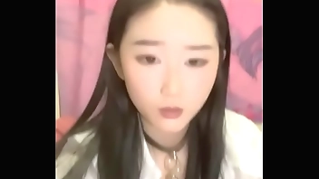 年轻的21岁小美女，全裸好身材，带乳夹和铃铛道具自慰，呻吟不止特写洞口很小玻璃棍抽插白浆很多  国产网约高端外围