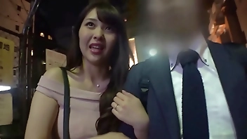 結婚4年目変態美人妻が旦那の目前で他人棒とイキ乱れSEX！夫婦揃って見られたい願望アリ！