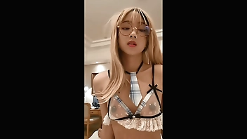 [女主可约！]见网友一见面就主动坐在肉棒上，假发都被操掉了