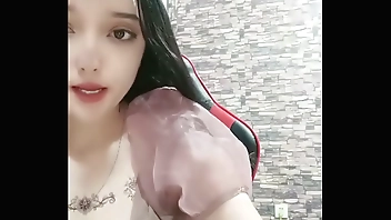 Beautiful girl from Xinjiang! Dilireba, the porn star! At the request of the audience, she performed a little show, slowly stripping off and squeezing her breasts, slapping her pussy with her fingers and spreading it open for a close-up of a high-end dome