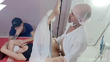 Esposa sacaneada durante exame na frente do corno!