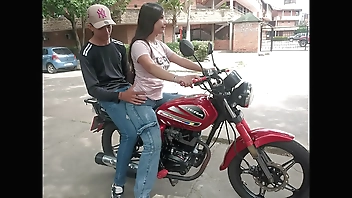 ESTABA ENSEÑANDO A MI VECINA DEK BARRIO ANDAR MOTO, PERO LA CACHONDA SE ME SENTO EN MIS PIERNAS Y ME EXCITO QUE RICO