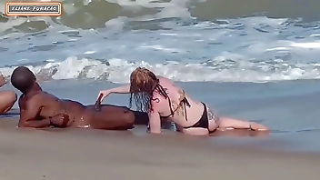 Fizemos sexo com estranho na praia ele deixou nós duas toda fodida