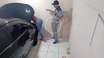 Patroa e cliente ficou com tesão na oficina do mecânico tarado!