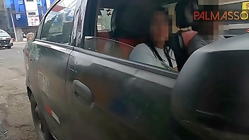 POR FAVOR PAGA EL TAXI, desconocida no tiene dinero para pagar su carrera al taxista y me pidió ayudarla a cambio de follarla en un coche