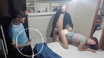 Pegadinha com esposa com olhos vendados e amigo entra no meio da transa estava amigo dentro do guarda roupas